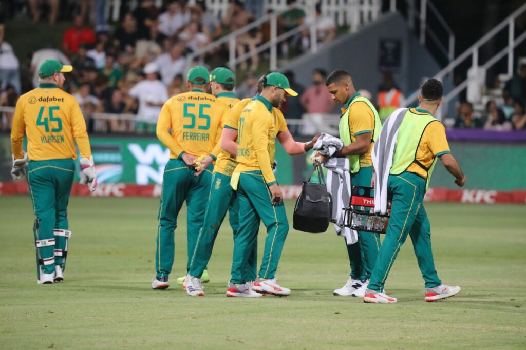 Australia survive Zimbabwe scare